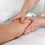 Domowy masaż na redukcję obrzęku nóg – jak go wykonać?