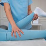 kobieta w niebieskim stroju rozciąga pacjeta