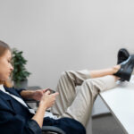 Jak dbać o nogi w pracy siedzącej